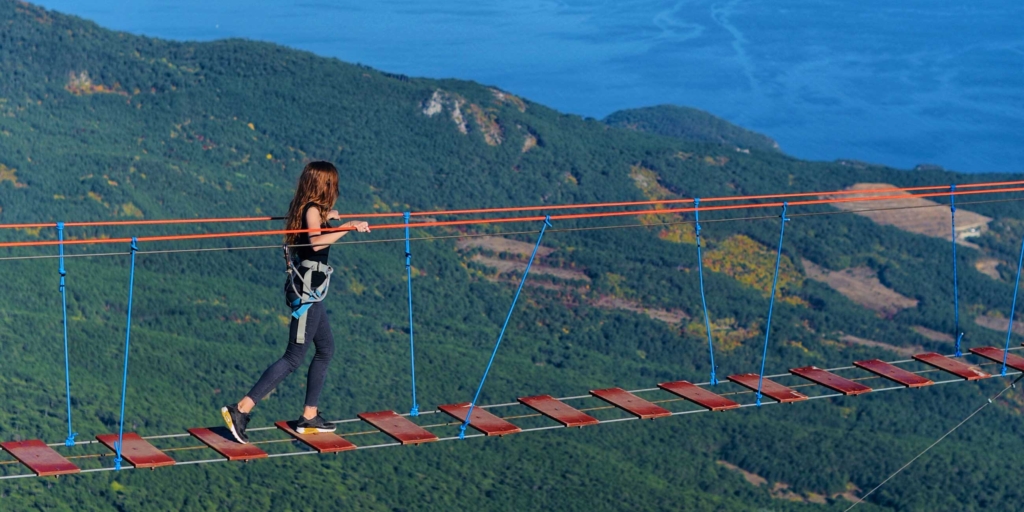 Подвесной мост в горах Крыма