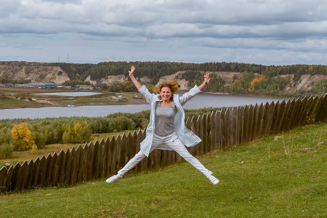 девушка прыгает