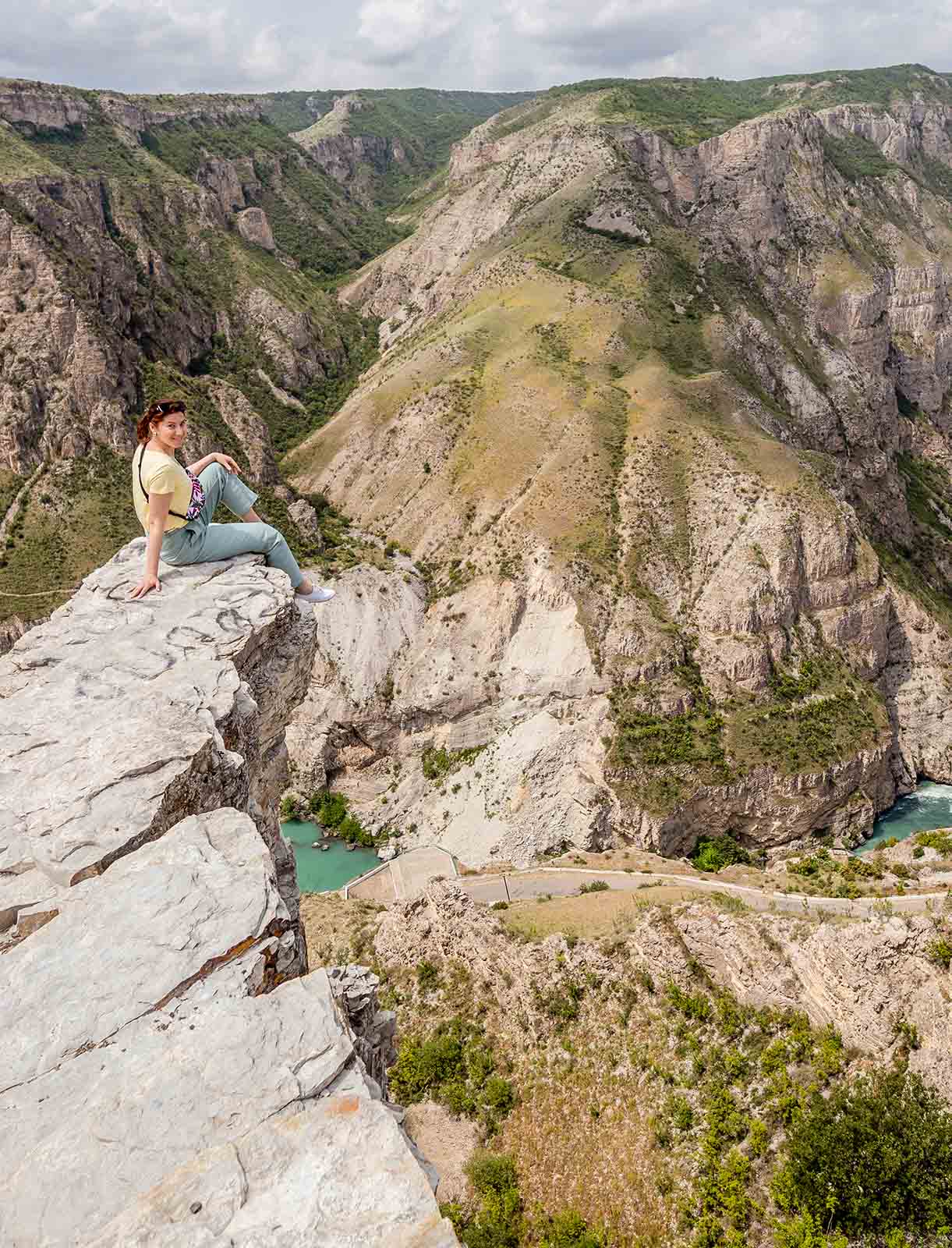 Сулакский каньон. Девушка сидит на обрыве
