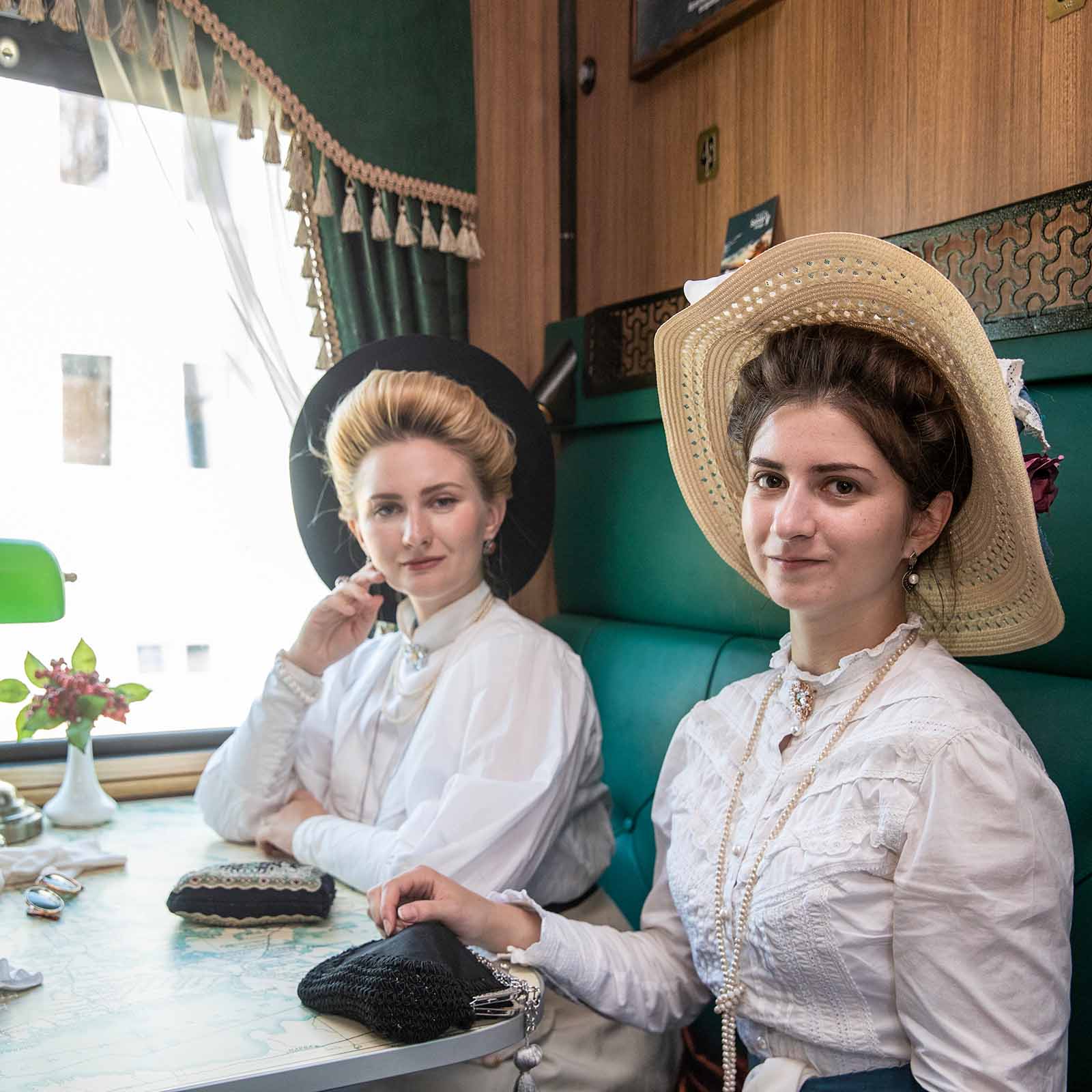 Пассажиры в исторических костюмах в вагоне