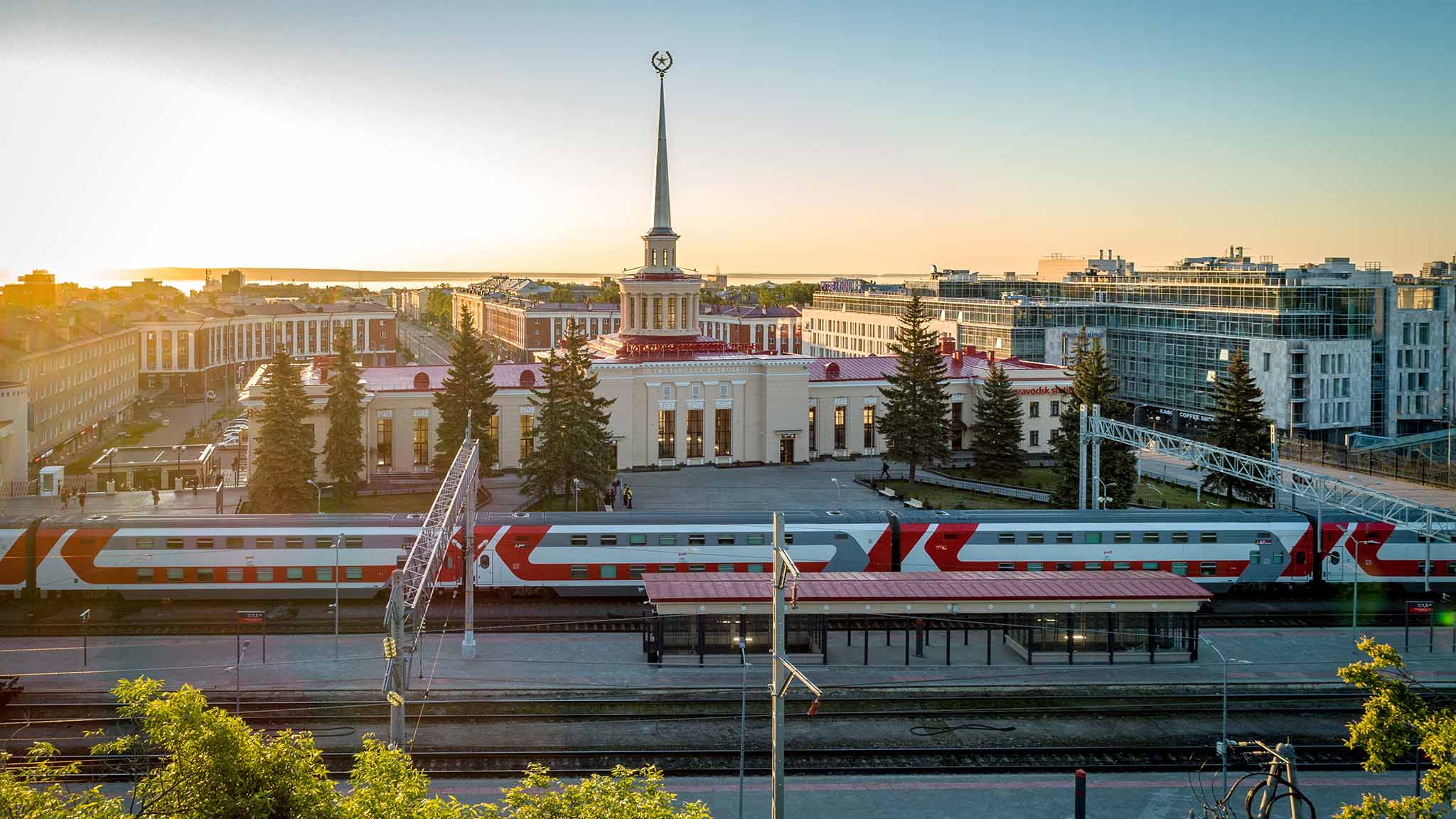 пассажирский поезд у перрона вокзала города Петрозаводск