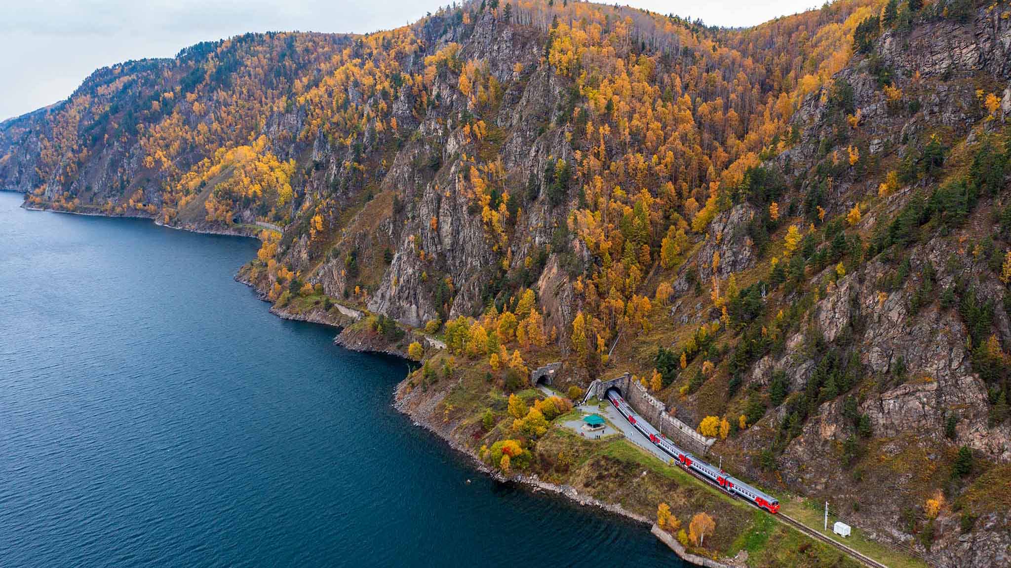 поезд входит в тоннель на станции Киркирей