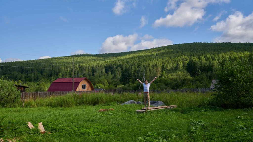 домик в поле и человек