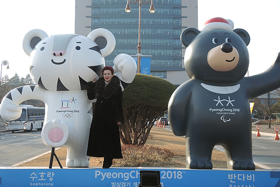 Дарья Асламова в компании символов Олимпиады - тигренка Сурохан и медведя Пандаби