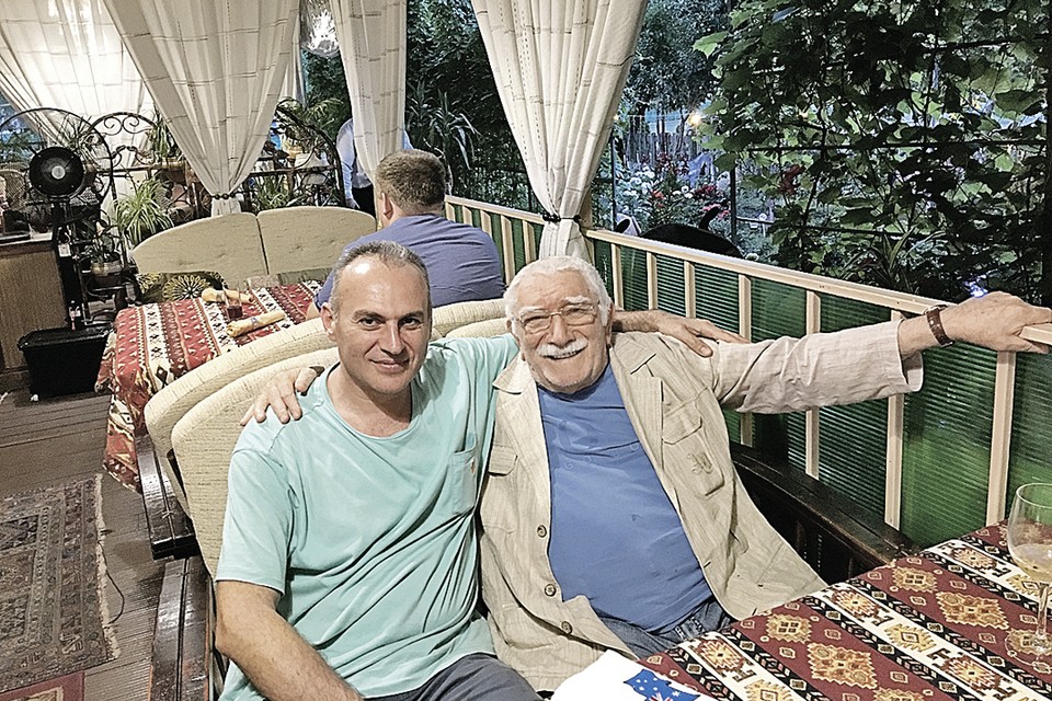 Еще в августе прошлого года Араму Акопяну (на фото - слева) казалось, что у пары все хорошо. Фото сделала Виталина во время приезда доктора в Москву.