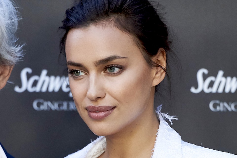 S Korotkoj Strizhkoj I Goloj Grudyu Irina Shejk Udivila Instagram Smenoj Imidzha