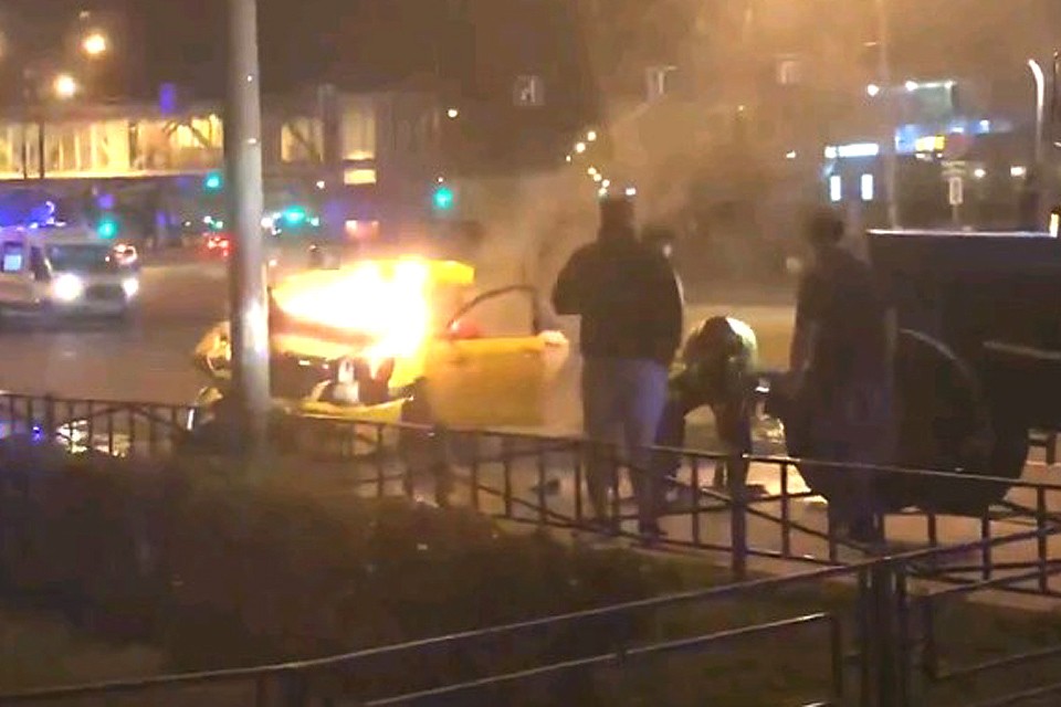 Водитель врезавшегося в мачту освещения такси заявил, что неделю работал без выходных и заснул от усталости.