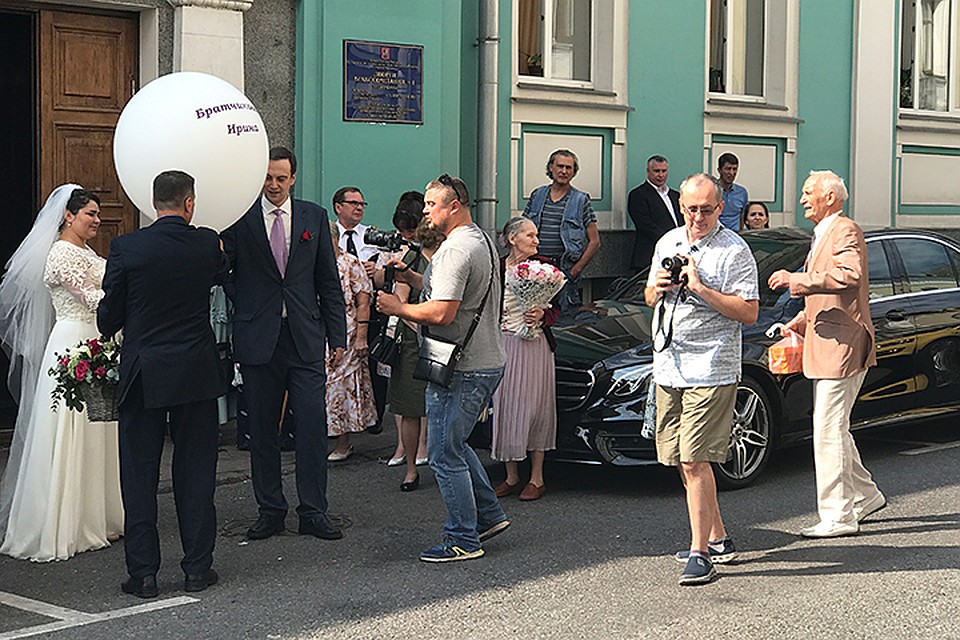 После официальной церемонии новобрачные, их родственники и гости отправились в Центральный дом актера