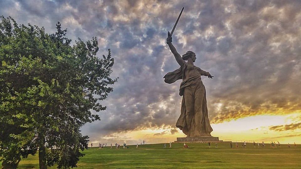 Картинка родина мать в волгограде, русский костюм открытка