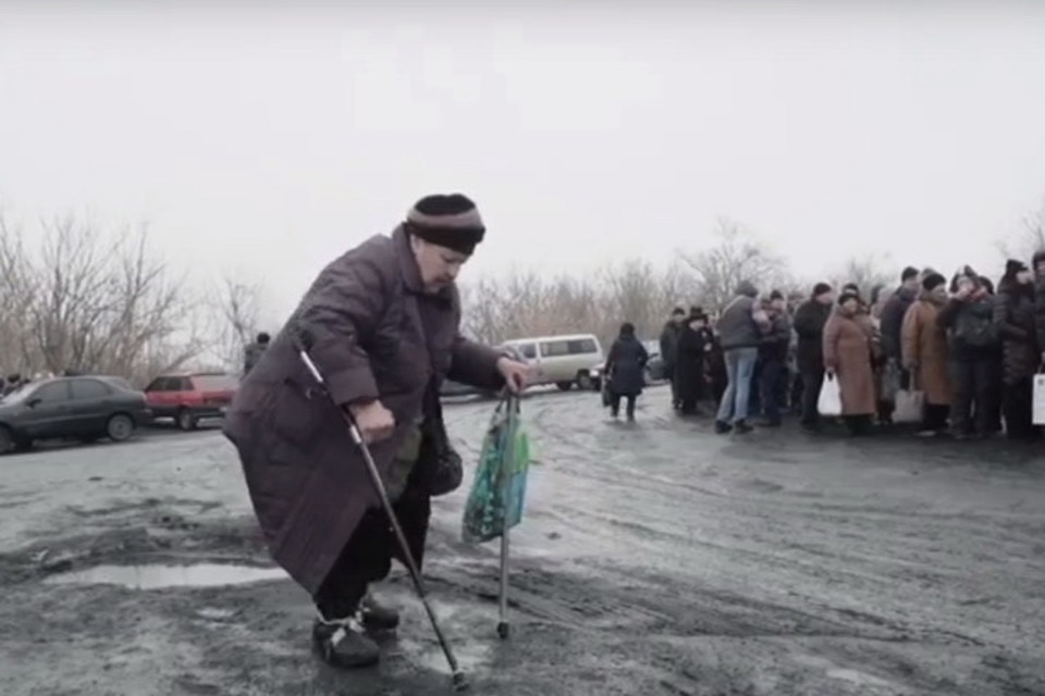 Поездки за пенсиями на Украину для жителей Донбасса – всегда тяжелое испытание. Фото: youtube.com/OSCESpecialMonitoringMissiontoUkraine