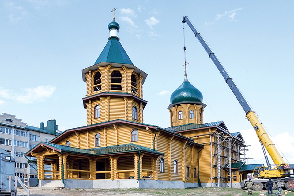 Купола подняли на храм Петра и Павла в Арзамасе