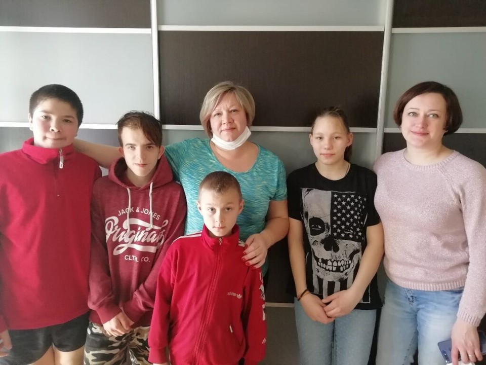 Директор Центра Татьяна Васильева (в центре) вместе с сотрудниками забрали детей в свои семьи. Фото: официальная страница Центра помощи детям №8 «Вконтакте».