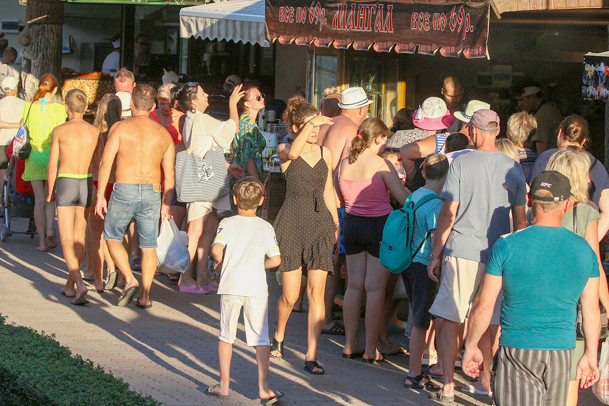 Отдыхающие в поселке Кабардинка на побережье Черного моря столпились у палатки с шашлыками, июль 2020 года. Фото: Дмитрий Рогулин/ТАСС