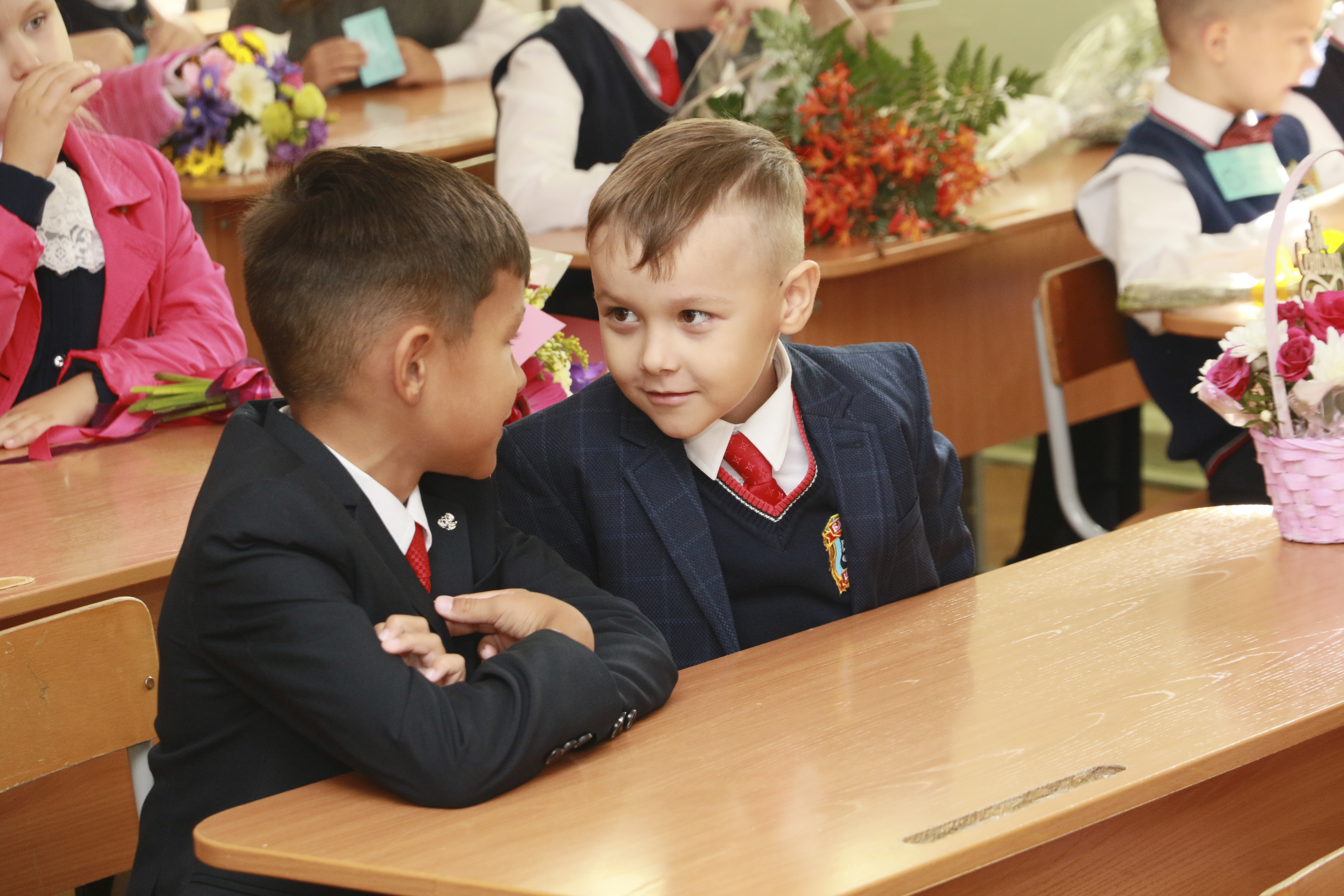 линейка 1 сентября. поздравление с окончанием 1 курса колледжа. кравченко 12 школа москвич. прошел первый учебный год. школа москвич фотографии учеников.