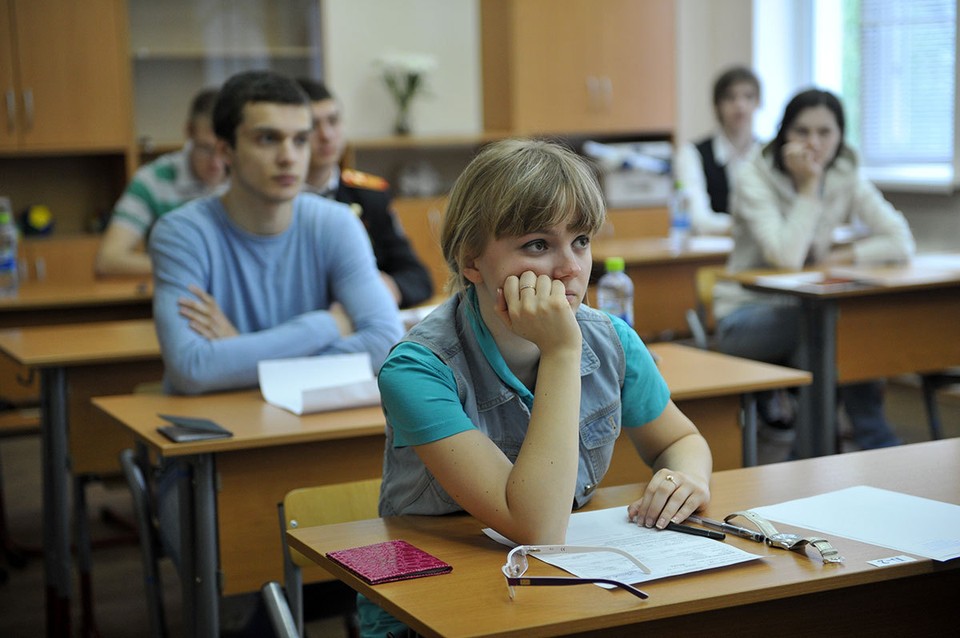 студенты на уроке. средняя школа в англии. школы дальнейшее обучение. летняя школа summer school. иностранные студенты.
