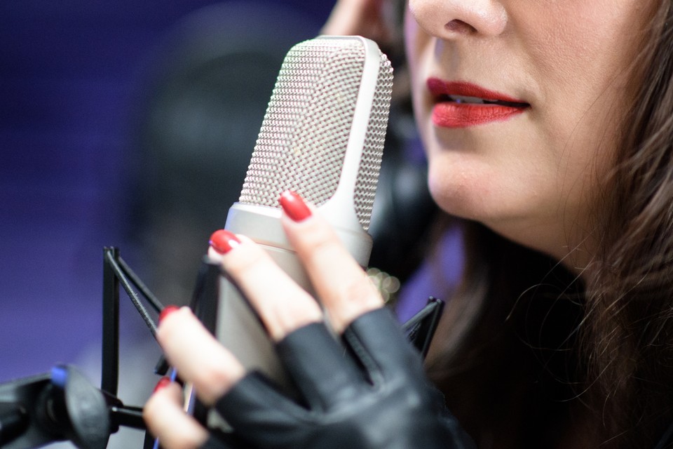 Только красивого голоса для интима по телефону - мало