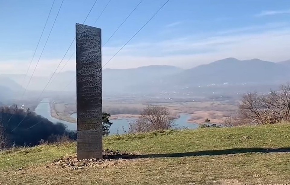 Появился обелиск. Монолит гора. румынский обелиск в румяце. железный монолит. в америке неопознанные обелиски.