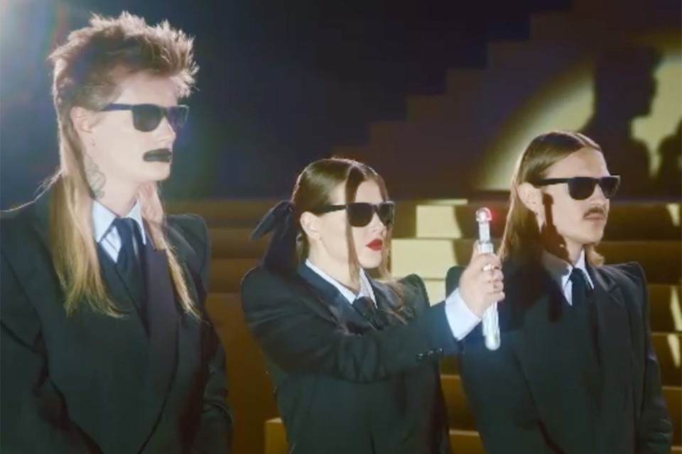 Новый клип Little Big отсылает к фильму «Люди в черном».