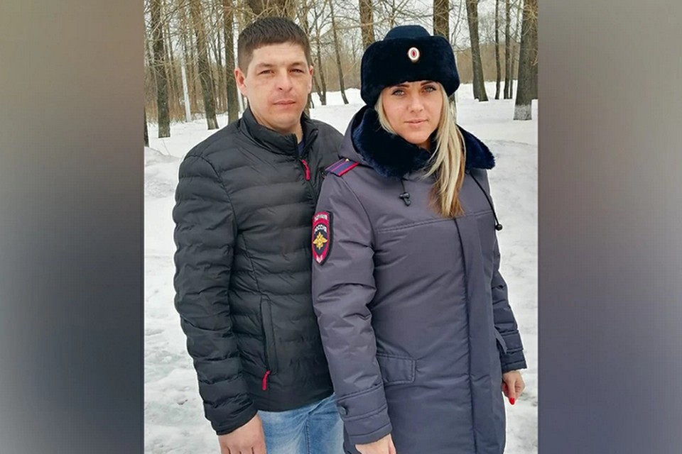 Пять детей и восемь взрослых спасла инспектор ГИБДД из горящего дома в Новокузнецке. ФОТО: МВД Медиа