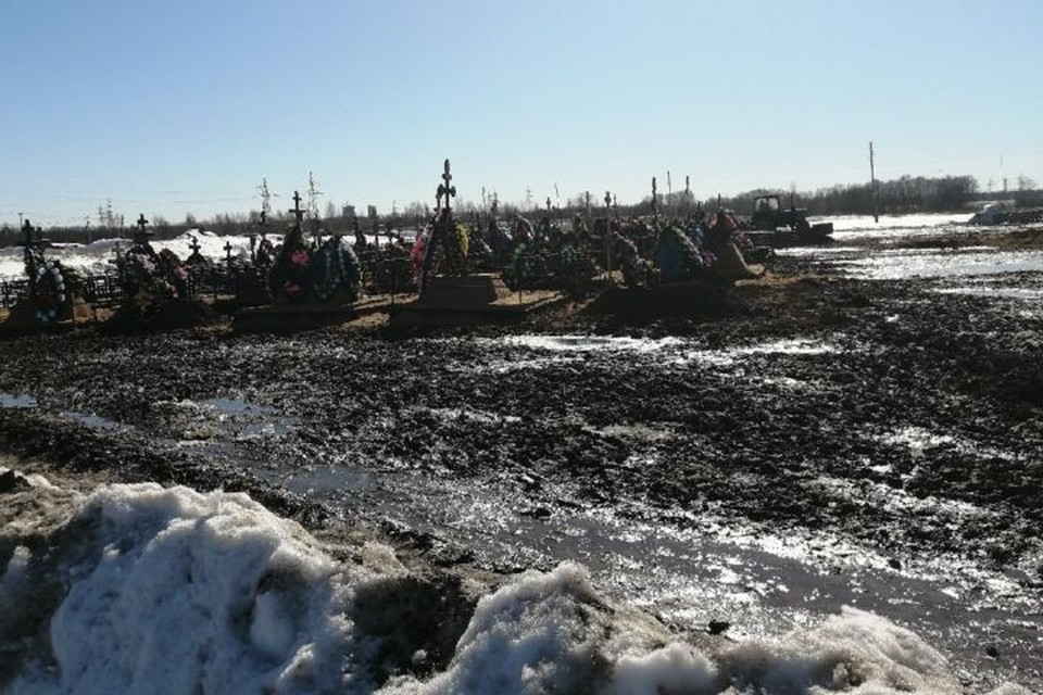 К свежим захоронениям на Осташинском кладбище можно пройти только в резиновых сапогах