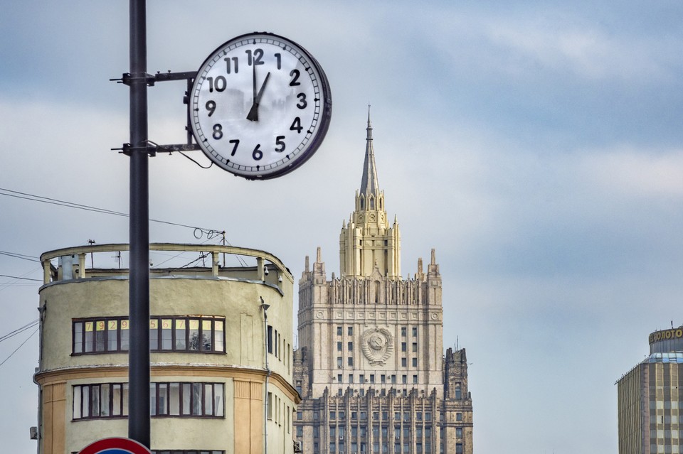 К музыкальному флешмобу присоединились российские представители дипведомств в 54 странах мира.