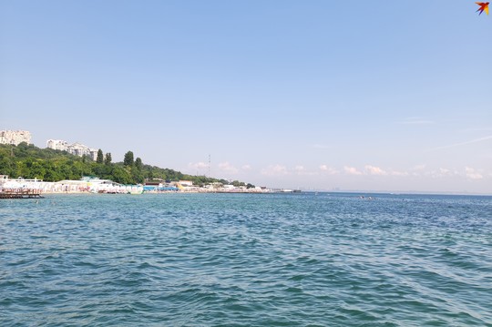 Несмотря на хорошую погоду, замечают туристы, море в Одессе во многих местах грязное.