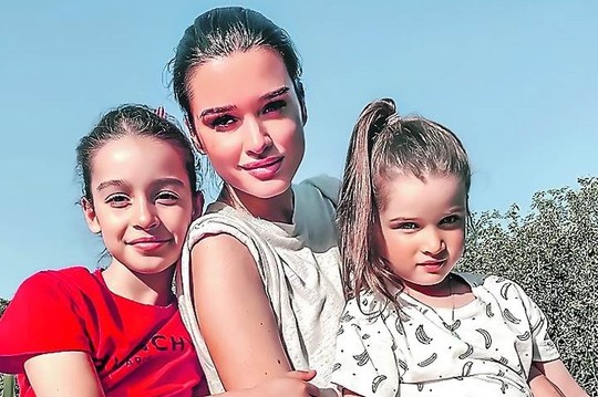Старшую дочь Марусю телеведущая родила от бизнесмена Юрия Будагова, младшую Тею - от Омарова. Фото: borodylia/Instagram