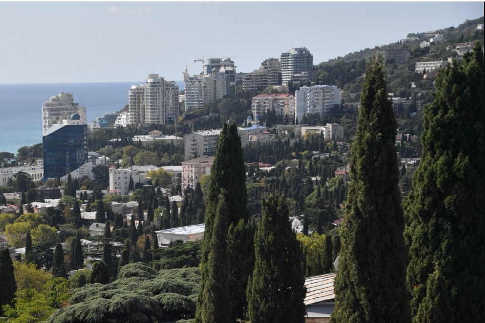 Доехать до туристического места можно тремя способами: от ЖД вокзала, с аэропорта или с городских автостанций.