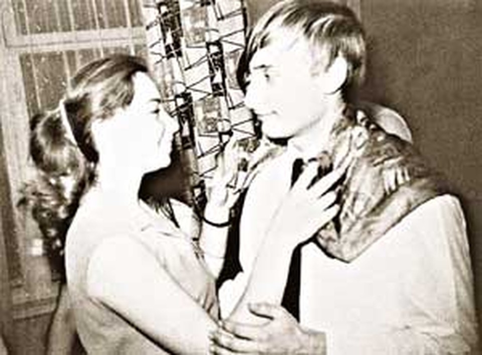 На школьных вечерах Володя пользовался популярностью у девушек.