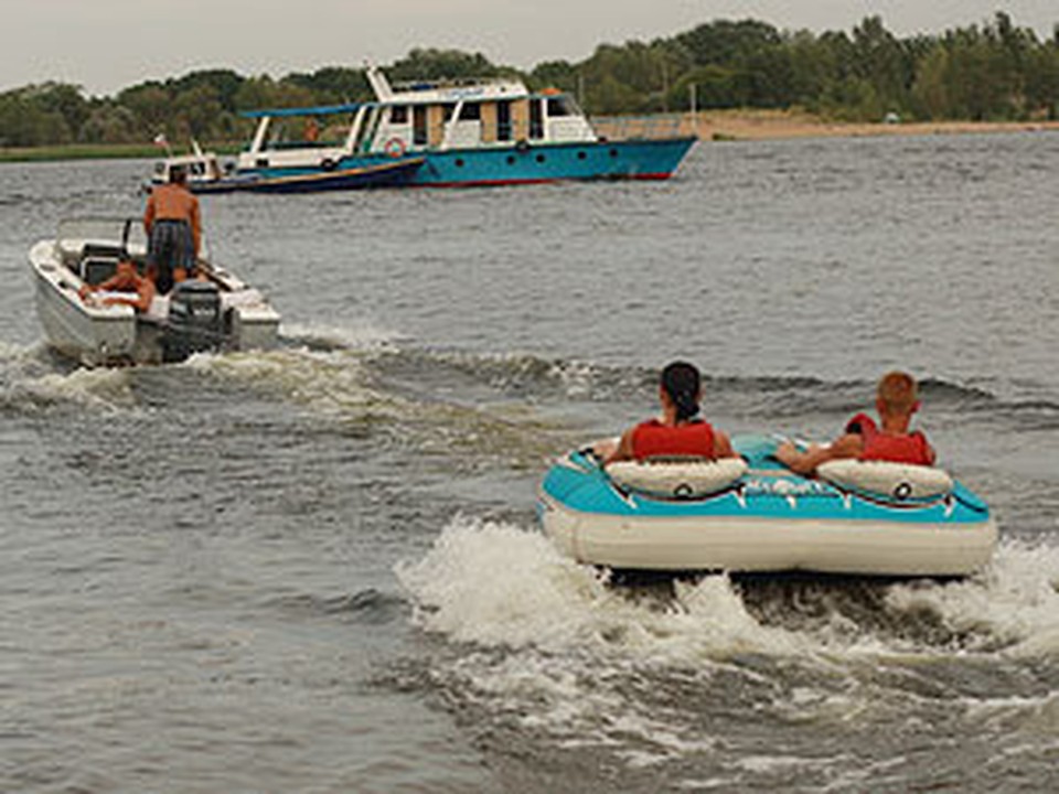 Катер, буксировавший "таблетку", врезался в моторную лодку.