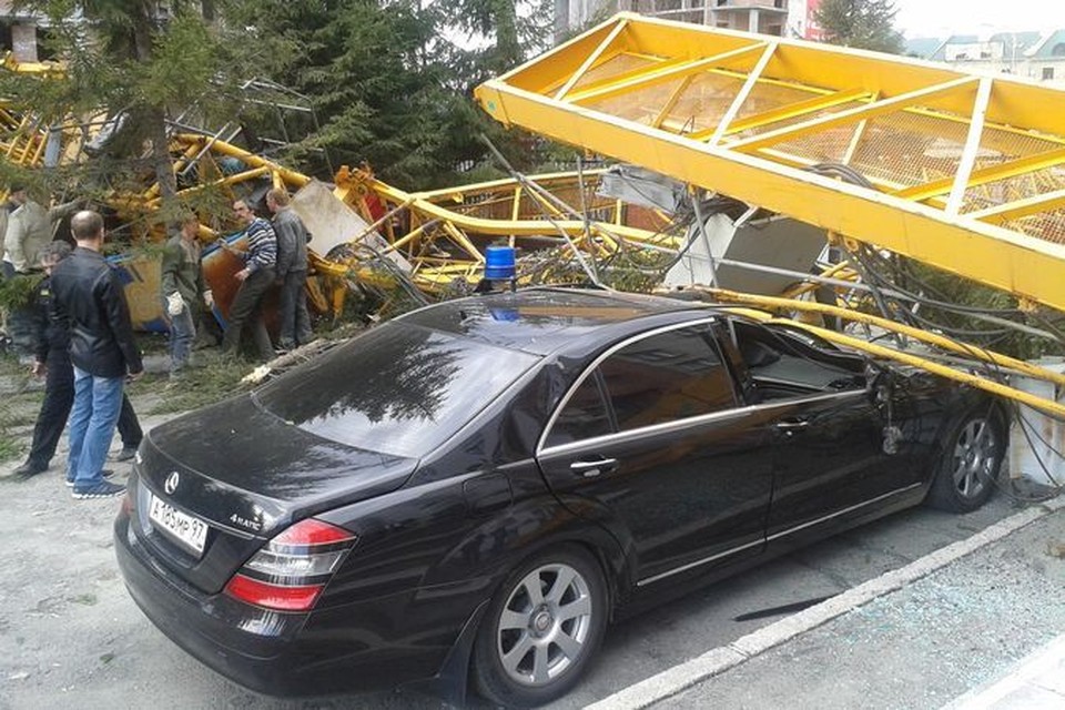 Кран придавил служебную машину с мигалкой.