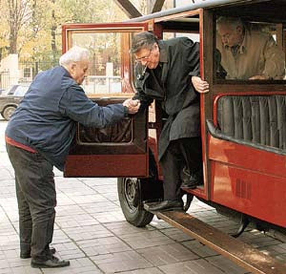 На церемонию артисты прибыли на ретролимузине. Встречал звездный дуэт Эльдар Рязанов (слева).