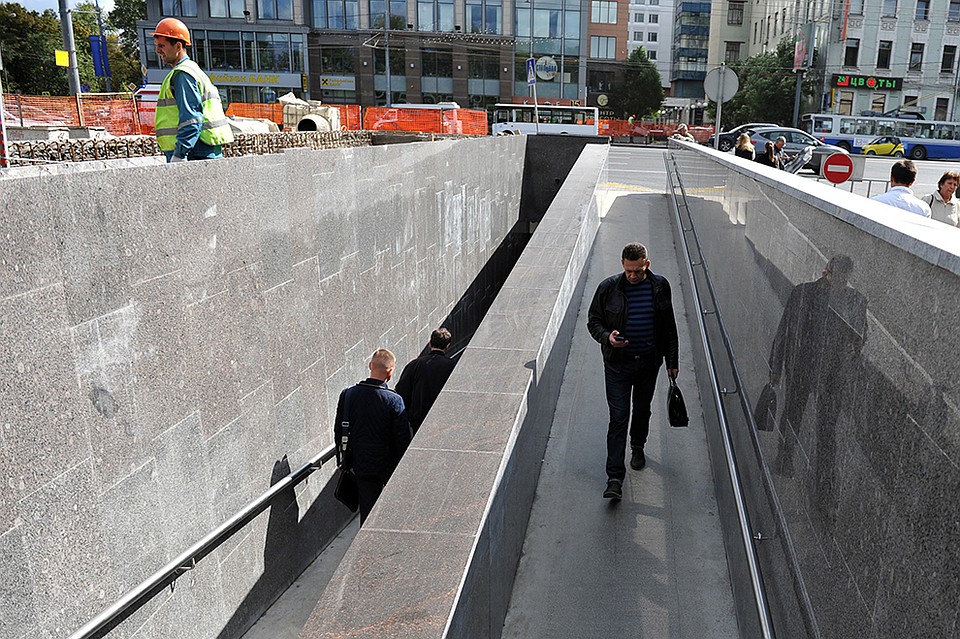 В москве открыли самую длинную. Парк горького каток самый большой. Вднх казань каток. Переход с динамо на петровский парк. В москве открыли самую длинную.