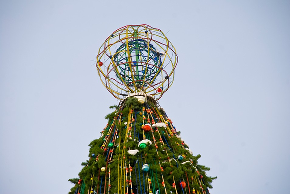 Елка с игрушками. Новогодняя елка на белом фоне. Новогодняя ель. Арт елка 32 конкурс брянск 2021. Елка на дк 1 мая красноярск.