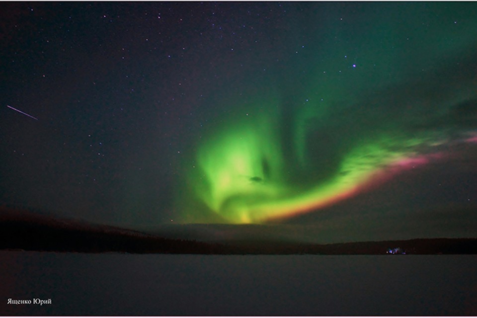 Увидеть красавицу аврору на фотографии не трудно. А вот сгорающий метеорит заметили? Он слева! Фото: Юрий ЯЩЕНКО