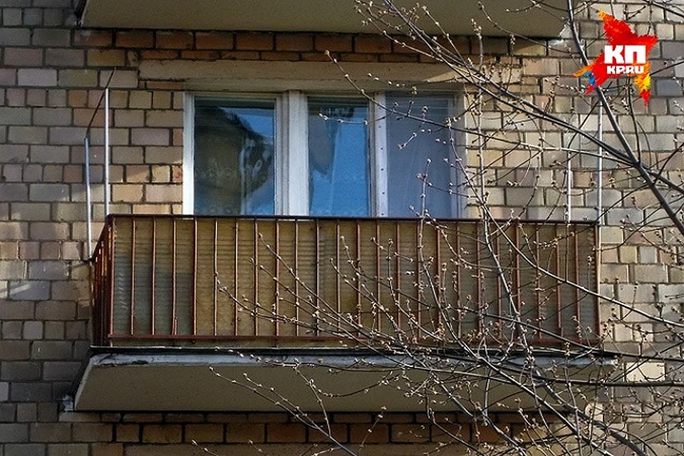 С балкона в петрозаводске упал человек и погиб петрозаводск .