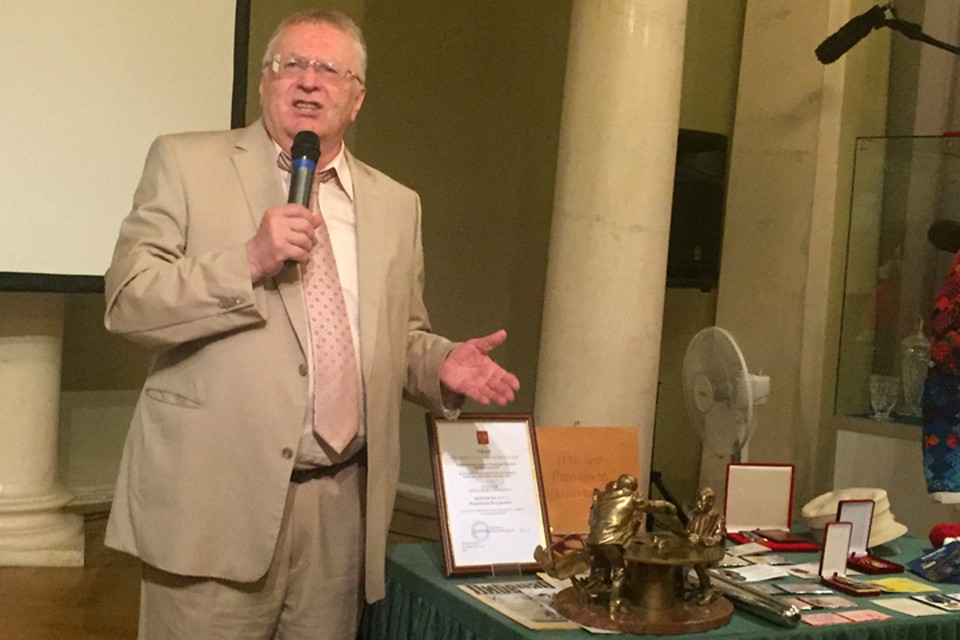 Во вторник утром вождь ЛДПР передал в дар музейщикам свои ценные вещи.