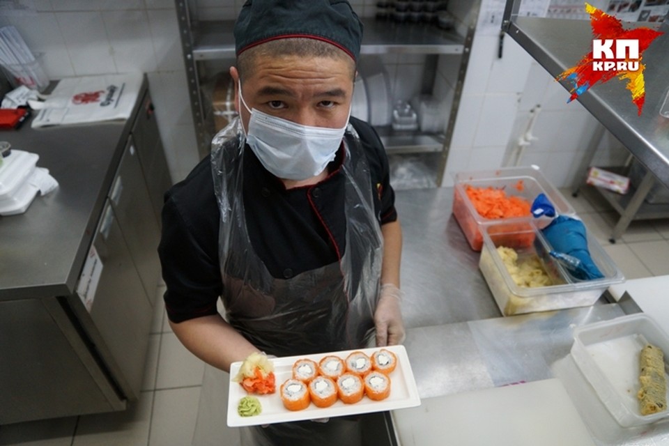 Японская кухня ворвалась в жизнь уральцев несколько лет назад, и сейчас на каждом пятачке можно найти кафе, в котором сотрудники ловко крутят роллы.