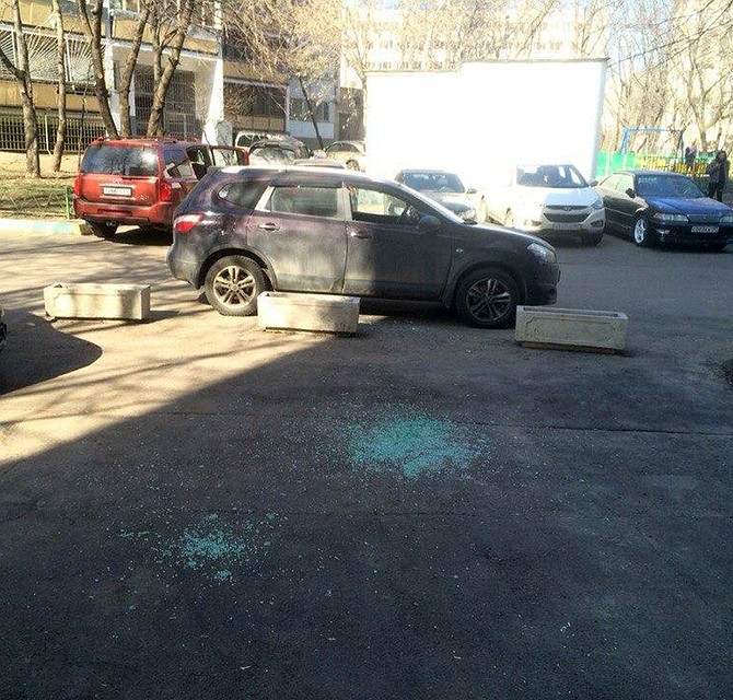 Разбитый фольксваген поло. Поцарапанный бампер под фарой. Мазда сх 35 с разбитым бампером. Дтп разбитые фары. Сломанная фара.