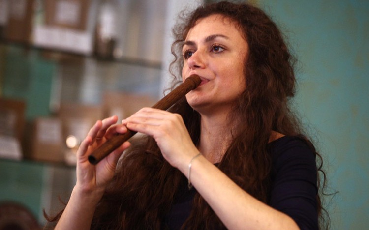 Для игры на дудуке нужен очень сильный дыхательный аппарат.