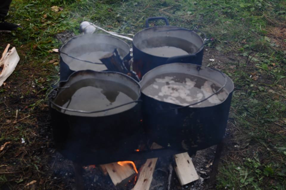 Макароны с тушенкой есть было невозможно, они больше напоминали клейстер, чем завтрак туриста. Фото: соцсети