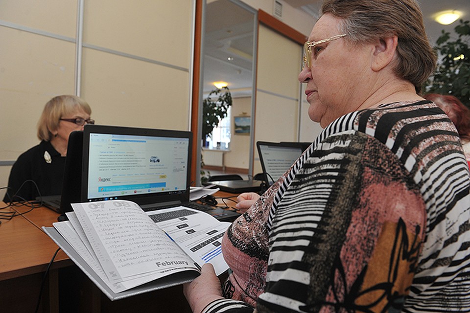 Пожилая женщина с ноутбуком. Пожилая женщина в офисе. Красивые пенсионерки женщины. Пенсионер изучает компьютер. Работа в 60 лет.