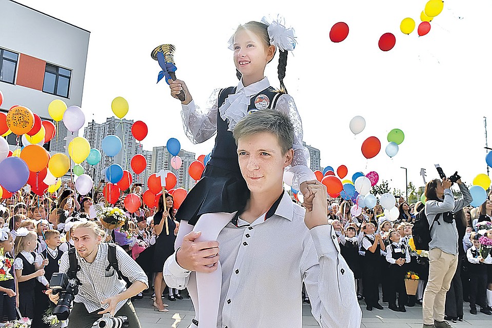 Школа 1251 москва. День знаний линейка в школе. Подмосковье учебный год. 1 сентября линейка в школе. Нового учебного года.