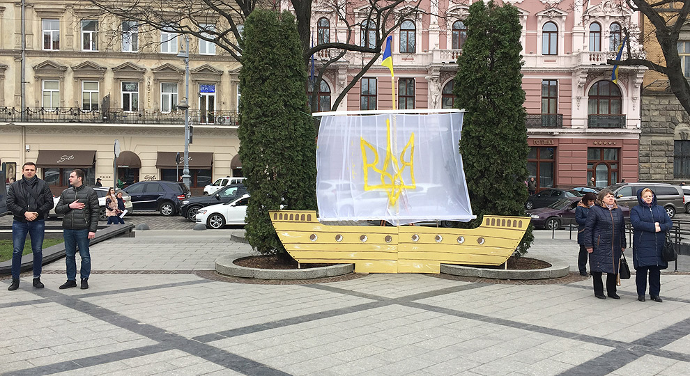 Исполнение гимна возле кораблика с "тризубом". Фото: Анастасия МАТВЕЕВА
