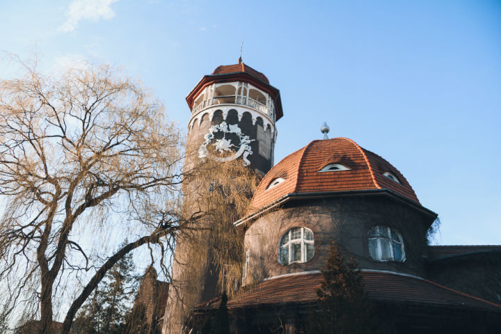 К башне Раушена примыкает корпус такой же колоритной водолечебницы.