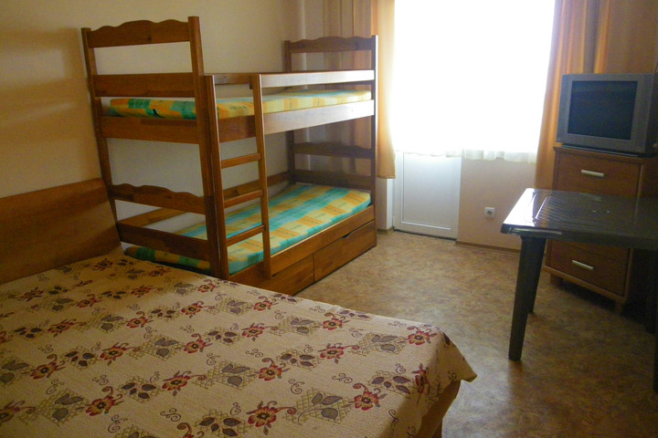 Такой номер в частном пансионате на первой линии стоит 400 рублей с человека в сутки.