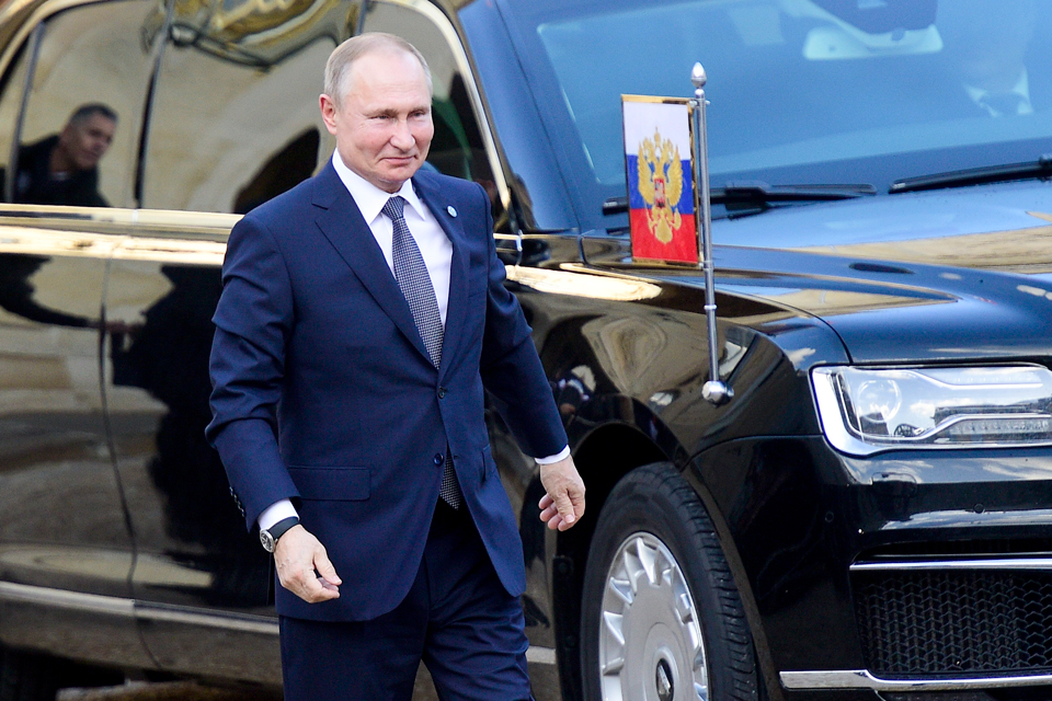 Владимир Путин приехал на встречу последним, его «аурус» с московскими номерами не без труда протиснулся в узкие ворота дворца