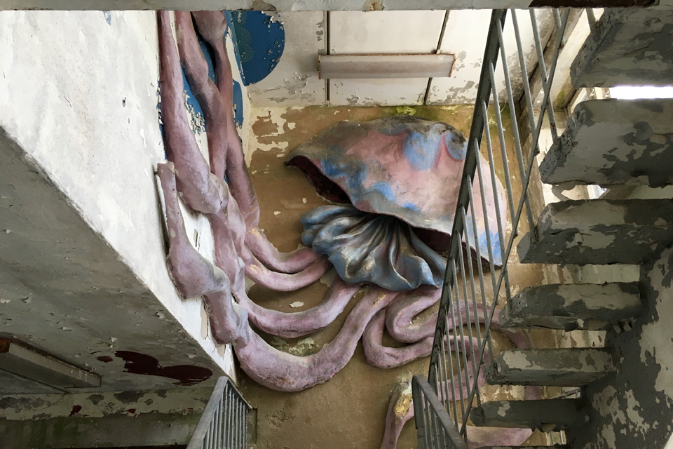 Панно в виде медуза теперь выглядит пугающе