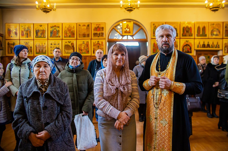 По словам Филиппа, в Челябинске 30 священников. Большинство из-них уже в возрасте. Им непросто отправиться на курсы по обучению языку жестов в другой город. Поэтому пока храм Василия Великого единственный, где проводятся такие службы. Фото: Валерий ЗВОНАРЕВ