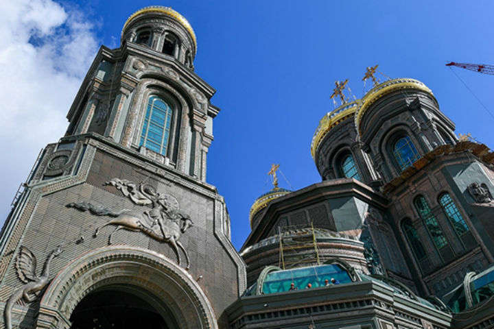 Над возведением и украшением храма трудились сотни человек. Фото: сайт Минобороны РФ.
